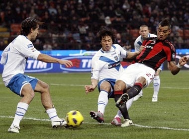 Cho Milan vuot kho, cham mot tay vao Scudetto hinh anh