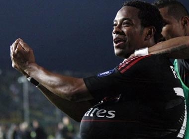 Robinho dua Milan cham mot tay vao Scudetto hinh anh