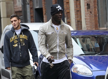 Balotelli duoc con trai HLV Mancini ‘cham soc’ hinh anh