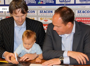 'Beckham nhi' duoc ky hop dong 10 nam hinh anh