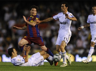 Cule Viet Nam len tieng bao ve Barca hinh anh