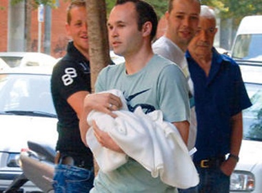 Iniesta long ngong be con hinh anh