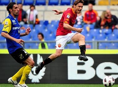 Bari - Roma: Quyet dau vi Champions League hinh anh