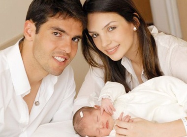 Gia dinh Kaka 'khoe' con tren tap chi hinh anh