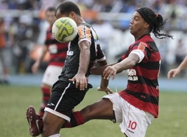 Cu cuop bong tinh quai cua Ronaldinho hinh anh