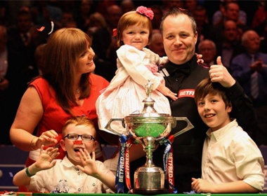 Gia dinh hanh phuc cua co thu so mot the gioi John Higgins hinh anh