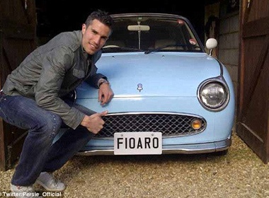 Robin van Persie choi xe re tien hinh anh