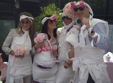 Vic thiet ke quan ao bang giay ve sinh hinh anh