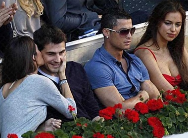 Cap doi CR7 va Iker Casillas au yem nhau tren san tennis hinh anh