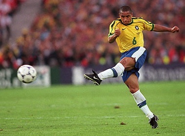 Roberto Carlos ha guc doi thu bang qua da phat hinh anh
