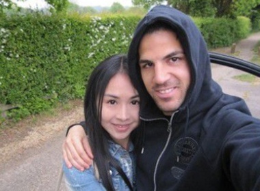 Fabregas than mat voi co gai nguoi Hoa hinh anh