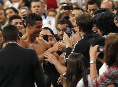 Sut gay mui fan, Ronaldo tang tra ao dau hinh anh