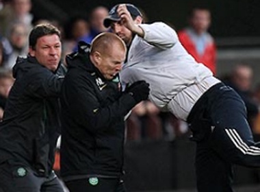 HLV Celtic bi CDV danh ngay tren san hinh anh
