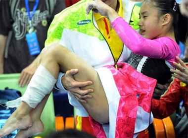 Chan thuong dang so cua nu VDV the duc dung cu hinh anh