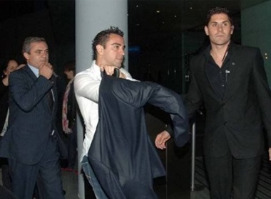 'Sao' Barca cung 'nua kia' xung xinh di du tiec hinh anh