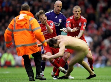 Fan cuong lam 'dien dao' san Anfield hinh anh