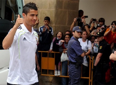 Ronaldo cung dong doi gay quy tu thien hinh anh