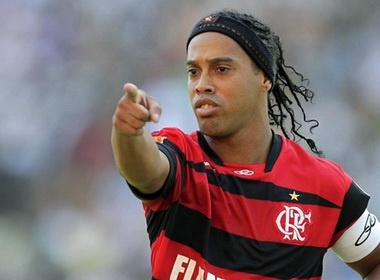 Ronaldinho chuyen bong khong can quan sat hinh anh
