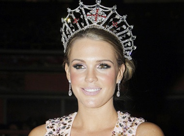 Danielle Lloyd 'vac' bung bau di lam giam khao hinh anh
