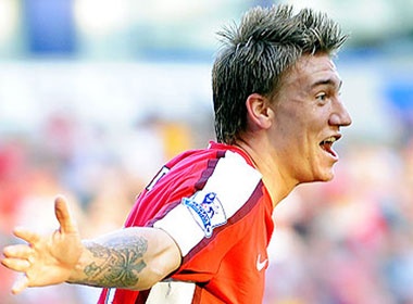 Bendtner muon bo Arsenal de den Bayern hinh anh
