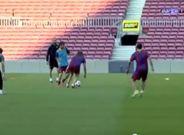 Messi 'xo mui' Puyol hinh anh