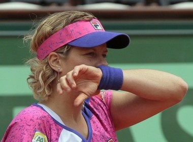 Kim Clijsters bat ngo gay shock hinh anh