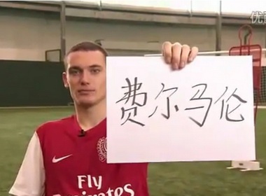 Cau thu Arsenal 'bo tay' vi tieng Trung Quoc hinh anh