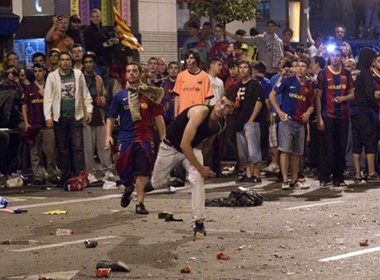 Fan Barca do mau vi an mung qua khich hinh anh