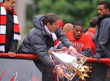 Cup vo dich cua MU suyt bi xe can hinh anh