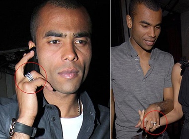 Ashley Cole deo lai nhan cuoi hinh anh