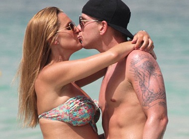 Ba bau ham choi Danielle Lloyd hinh anh