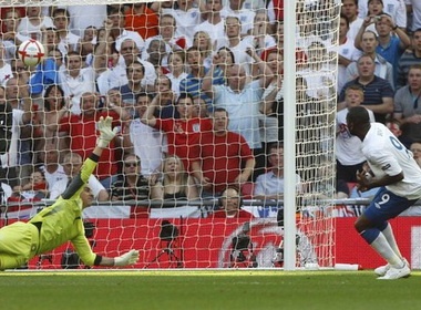 Cu dem bong te nhat su nghiep Darren Bent hinh anh