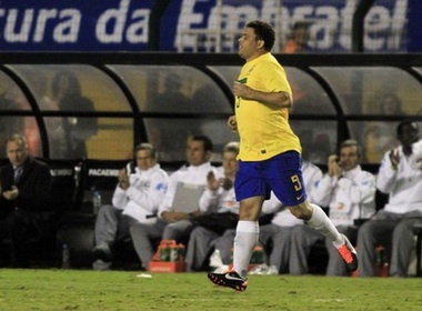 ‘Nguoi ngoai hanh tinh’ Ronaldo khoc khi chia tay DT Brazil hinh anh