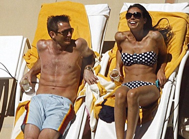 Lampard than mat voi ban gai chon dong nguoi hinh anh