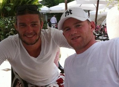 R10 'dung do' Andy Carroll tai Barbados hinh anh