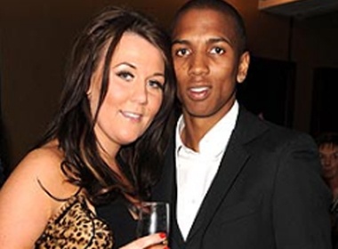 Ashley Young bat ngo huy dam cuoi hinh anh