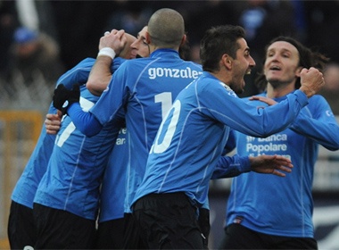 Serie A chao don ‘dieu ky dieu’ Novara hinh anh