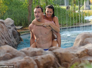 Nha John Terry bi gan may theo doi hinh anh