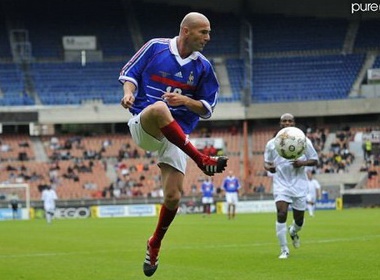 Zinedine Zidane tai xuat va ghi ban hinh anh