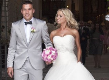 Tien dao Podolski 'ruoc nang ve dinh' hinh anh