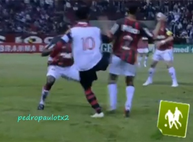 Ronaldinho 'lam xiec' giua hai hau ve doi phuong hinh anh