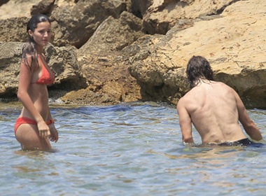 Puyol va ky nghi he lang man ben co bo xinh dep hinh anh