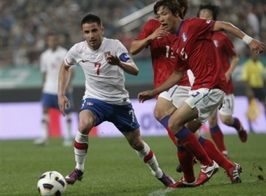Zoran Tosic tro tai di bong giua vong vay hinh anh