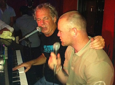 Rooney tro tai hat truoc dam dong hinh anh