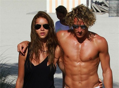 Forlan bat ngo chia tay ban gai truoc dam cuoi hinh anh