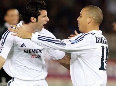 Figo va Ronaldo giao huu tren dat Ao hinh anh
