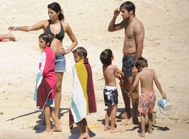 Gia dinh dong duc cua 'Chua nhan' keo nhau di nghi hinh anh