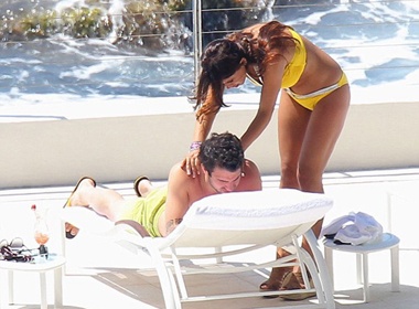 Fabregas hanh phuc voi tinh yeu moi hinh anh