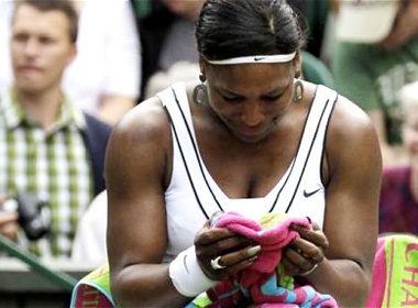 Serena Williams bat khoc tren san dau hinh anh