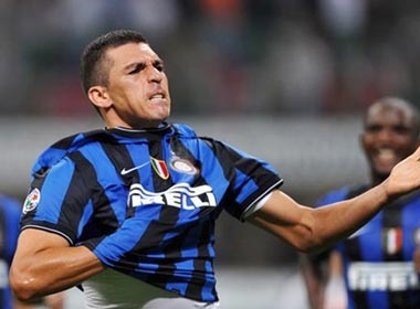 Inter va Lucio gap truc trac trong viec gia han hop dong hinh anh